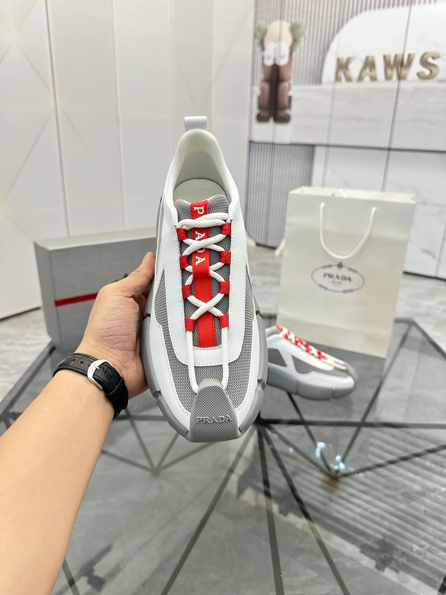 Men's shoes: 💰P540¥ High-end top quality Product trademark: Prada *"Prada*" low-top casual shoes Regular size: 38-45 (can be customized to 46) Product materials: imported first-layer cowhide leather splicing breathable mesh upper, breathable lining, cowhide foot pads, original ultra-light foam outsole. No.: 001